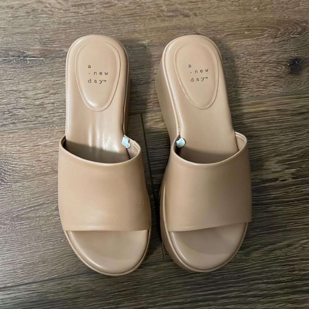A New Day platform slides. Tan. Size 7.